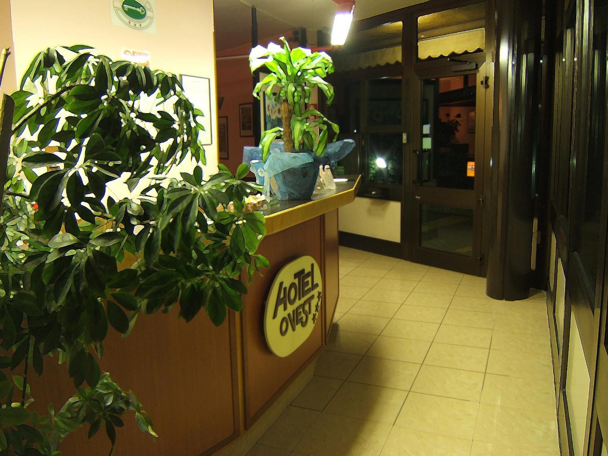Hotel Motel Ovest Vittuone Exterior foto